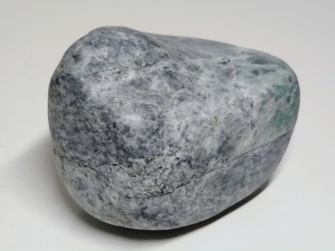 糸魚川135 翡翠 277g ヒスイ 原石 鑑賞石 自然石 誕生石 鉱物 鉱石