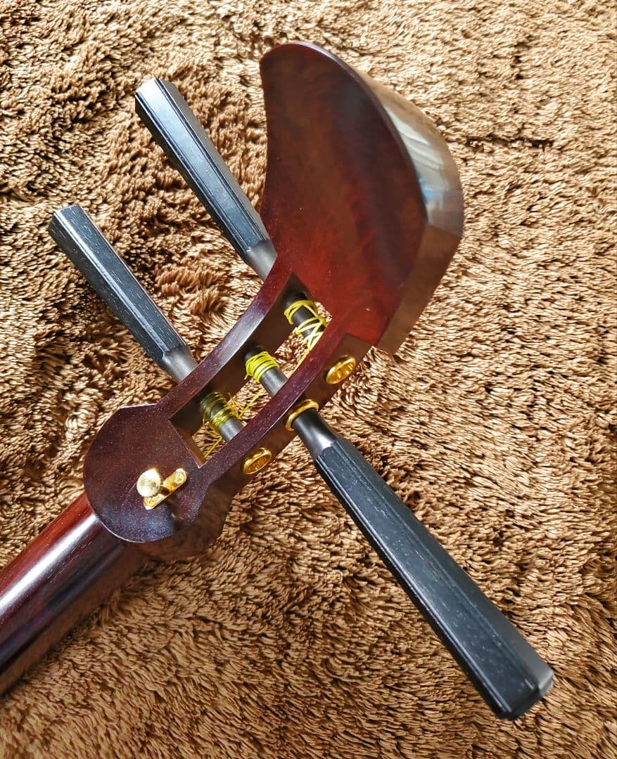 三味線　紅木 中棹 東さわり 撥 駒 長袋他 ケース付 皮破れなし 短棹 ５厘大