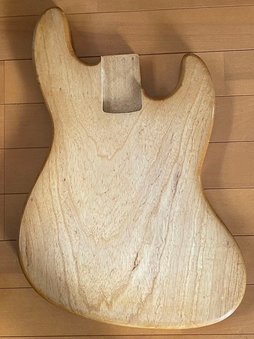 ジャズベース　1Pスワンプアッシュ　ボディ材