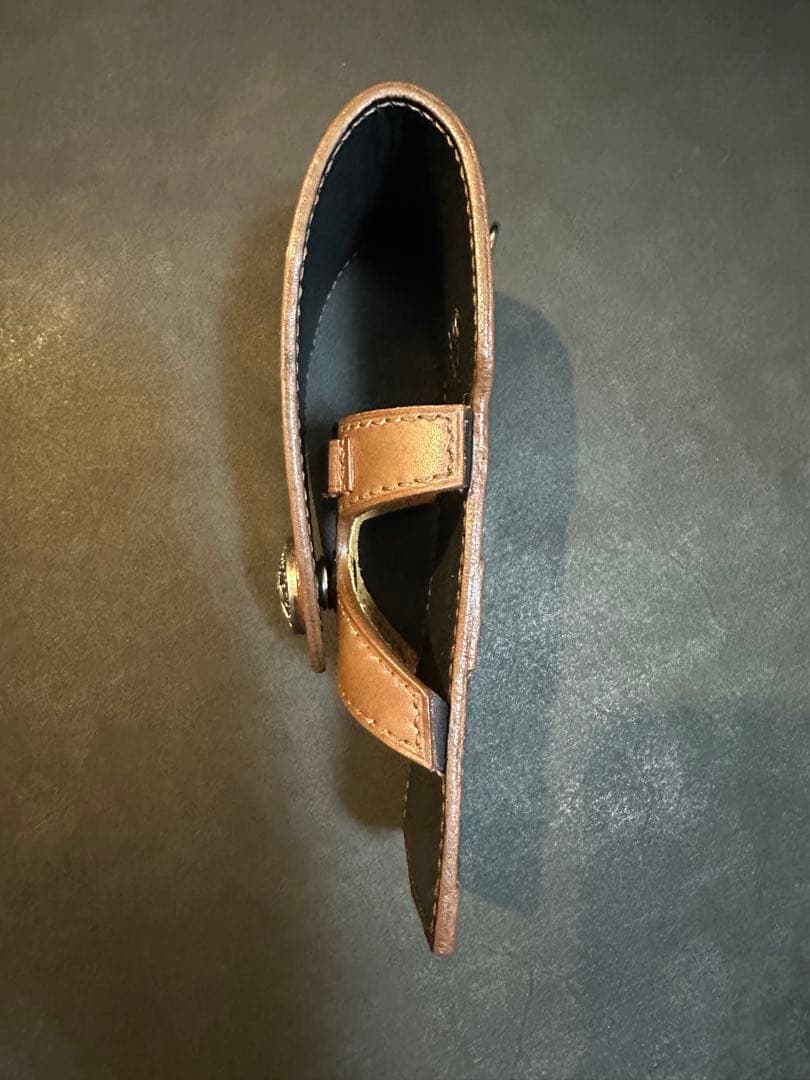 お寿司はなんだか楽しいよ　ダーツケースカバー（赤茶×黒）