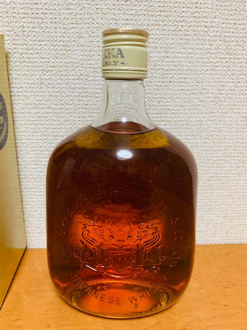 鉄の鎧を着たニッカウイスキーのボトル THE NIKKA WHISKY G&G