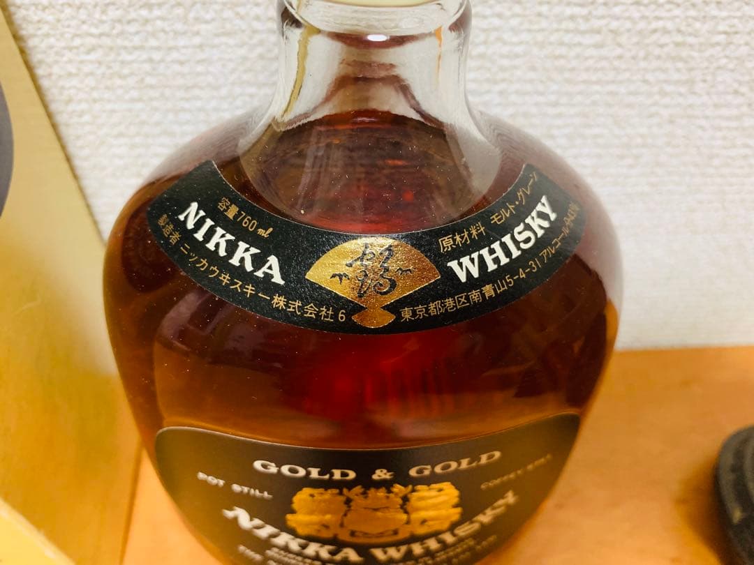 鉄の鎧を着たニッカウイスキーのボトル THE NIKKA WHISKY G&G
