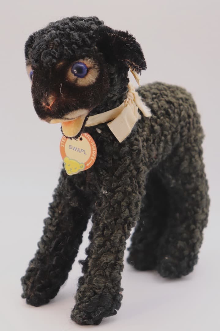 シュタイフ SWAPL 黒い羊のぬいぐるみ 左側半面に日焼け有り