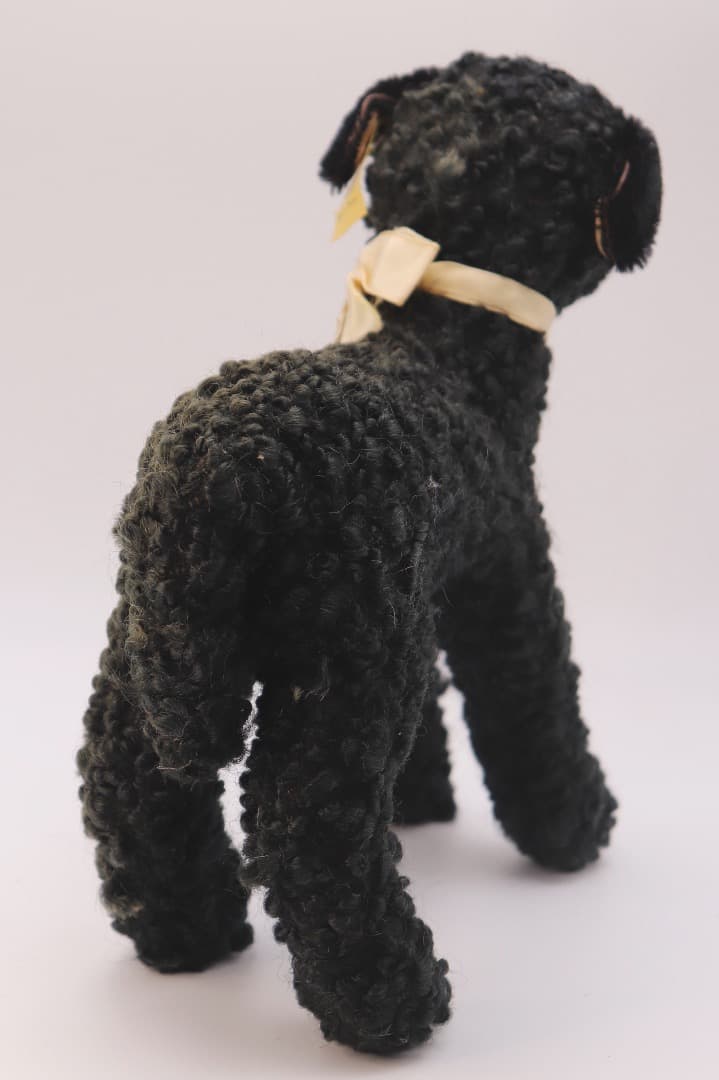 シュタイフ SWAPL 黒い羊のぬいぐるみ 左側半面に日焼け有り