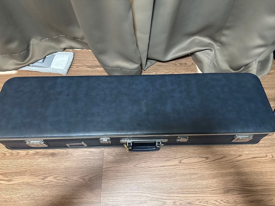 今週限定値下げ民謡三味線(紅木、片面皮破れあり)付属品セット