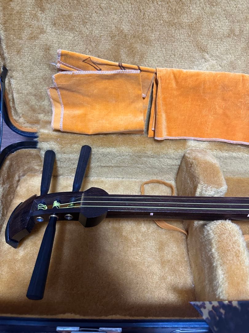 今週限定値下げ民謡三味線(紅木、片面皮破れあり)付属品セット