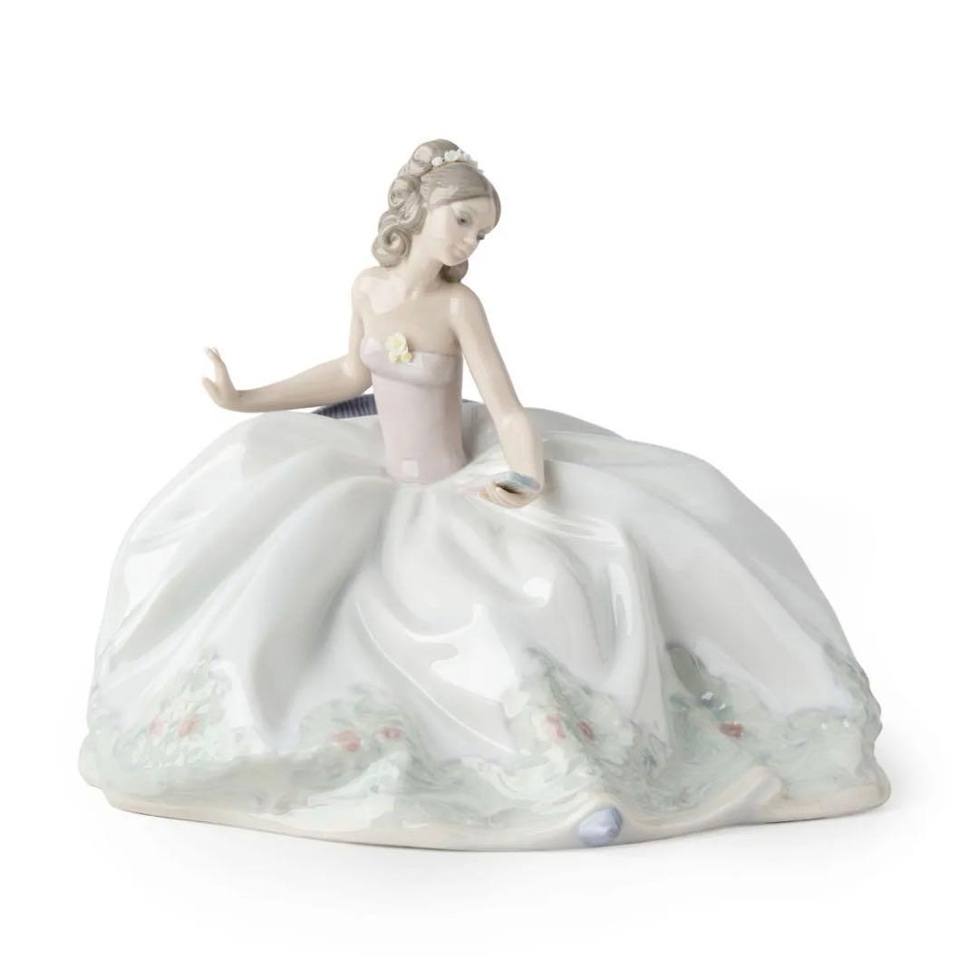 リヤドロ お祭り ひと休み 舞踏会の女性 5859 LLADRO