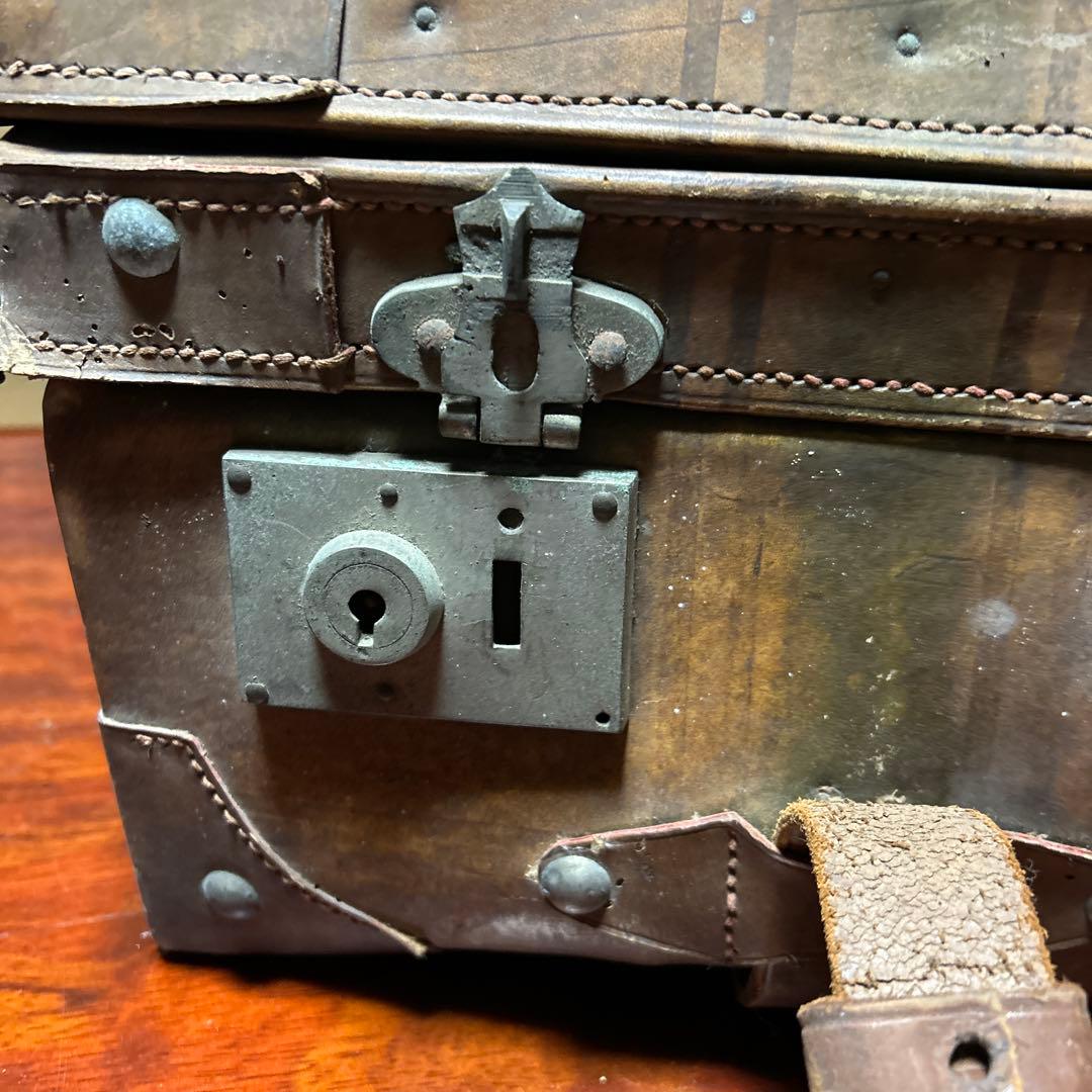古い大きな旅行鞄　革製　アンティーク　レトロ