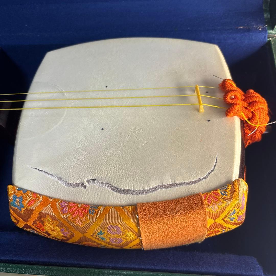 三味線 紫檀 丸打胴 弦楽器 和楽器 ハードケース 付属品 付き