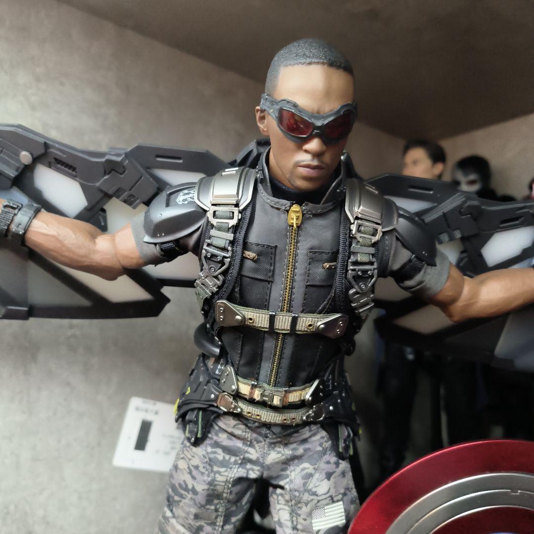 ホットトイズ キャプテン・アメリカ/ウィンター・ソルジャー ファルコン