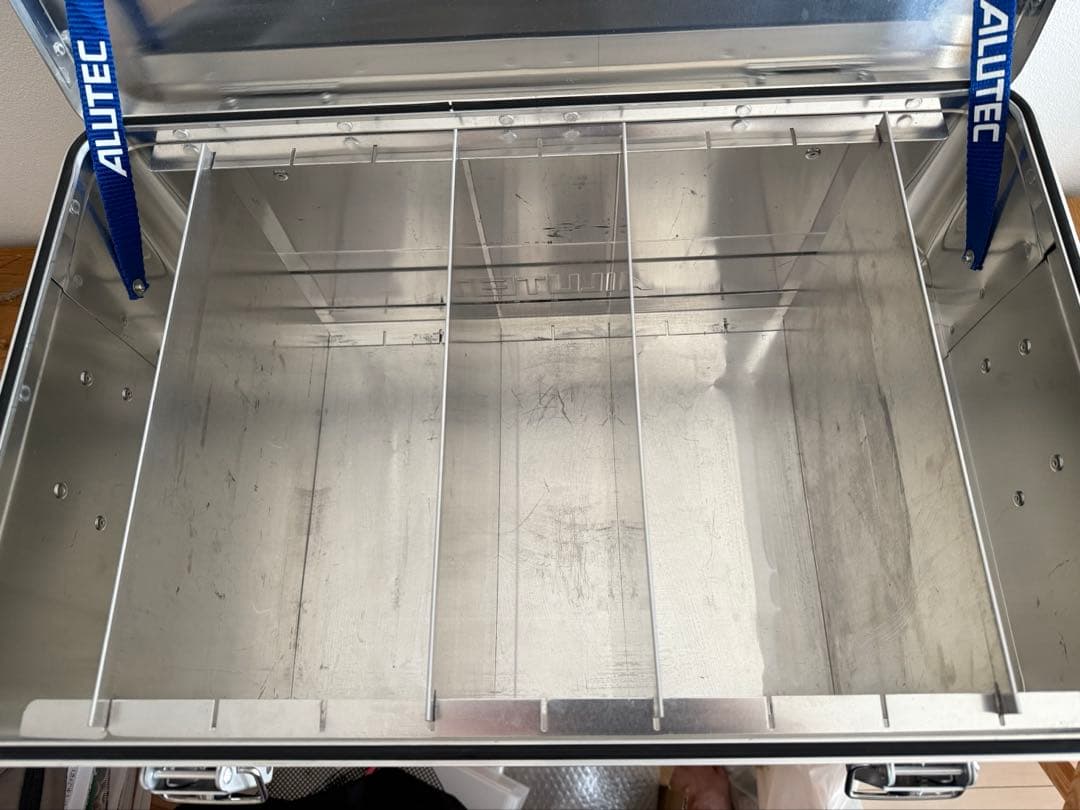 【送料込み】ドイツ製アルテック★アルミコンテナ★仕切り付き★キャンプギア収納★