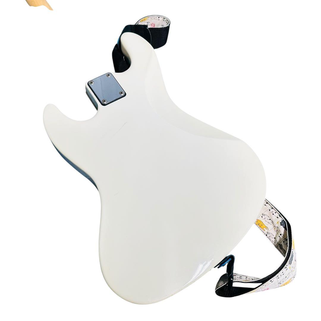 bacchus バッカス　エレキベース　ホワイト色