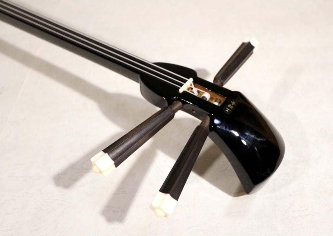 ■沖縄三線■ケース、チューナー、教則本、DVD付セット■美品 / 人工皮革