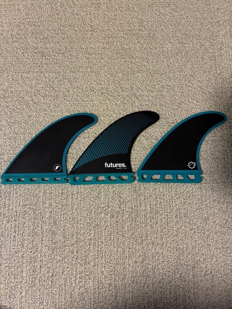 futures フィン　LEGACY R4 Mサイズ