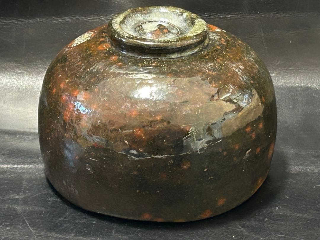 究極の美◾️蔵からかなり美しい朱色の斑点が浮かび上がる見事な黒茶碗が出て来ました。