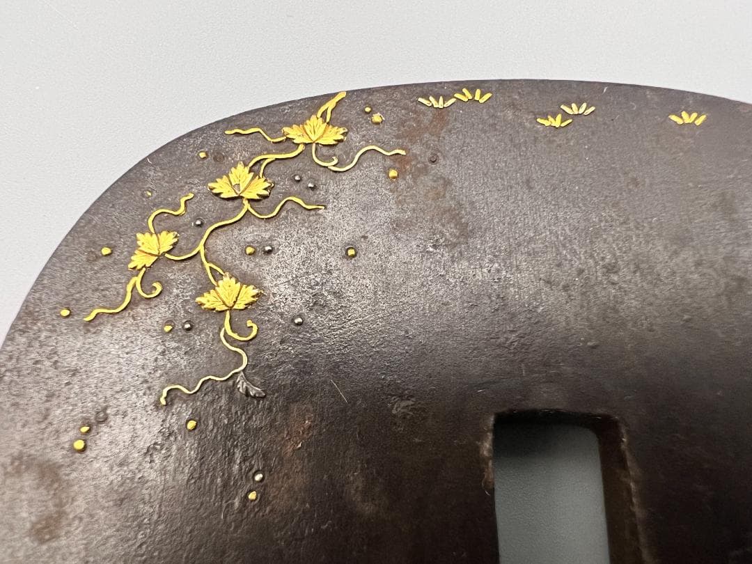 【海】江戸中期　大鉄鍔　唐草図　金銀象嵌　無銘　刀装具　重量約208g　専用箱付