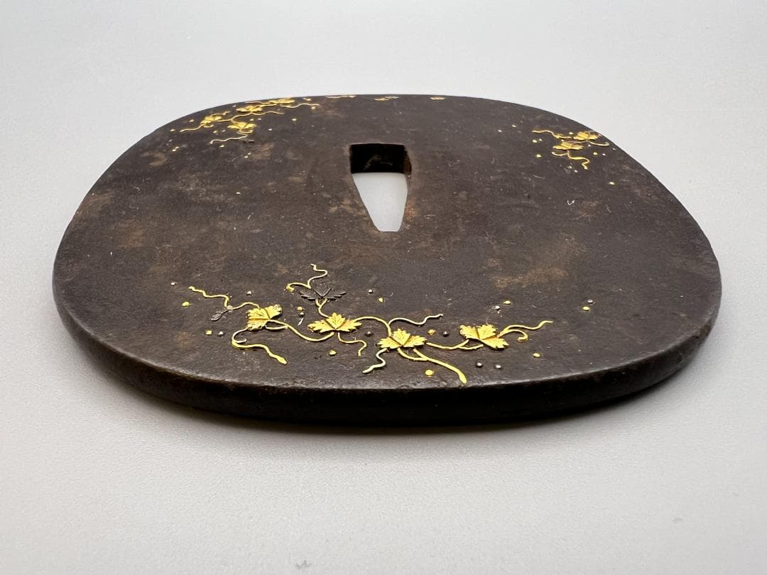 【海】江戸中期　大鉄鍔　唐草図　金銀象嵌　無銘　刀装具　重量約208g　専用箱付