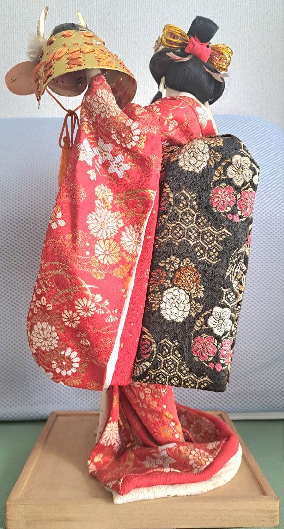 伝統的な日本人形 赤と金の着物