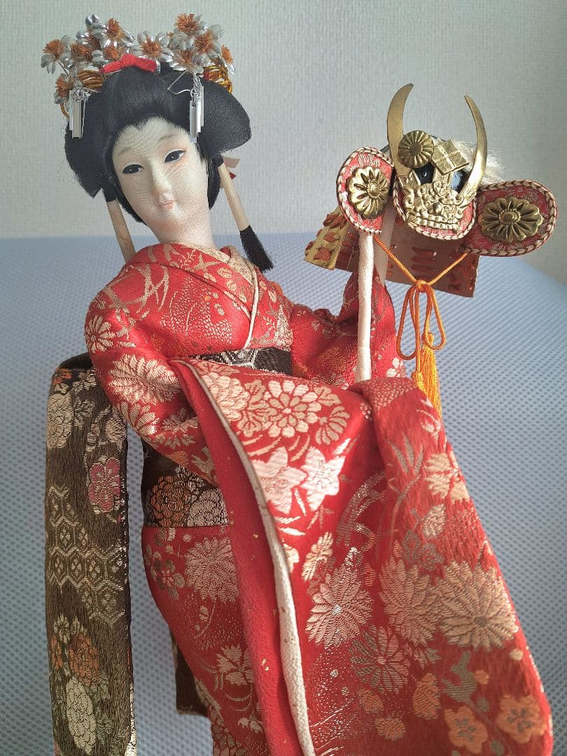 伝統的な日本人形 赤と金の着物