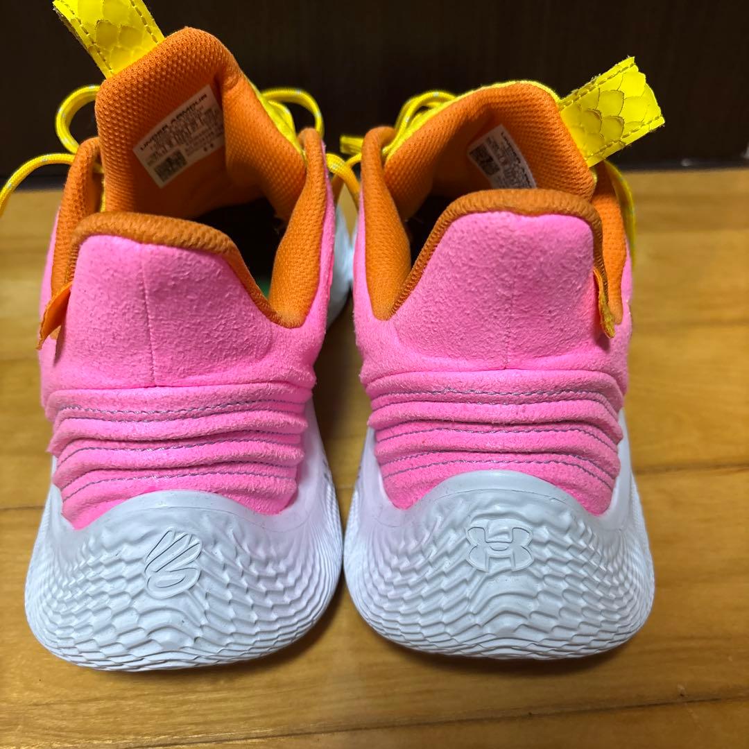 CURRY 9セサミストリートコラボ バスケットボールシューズ イエロー/ピンク
