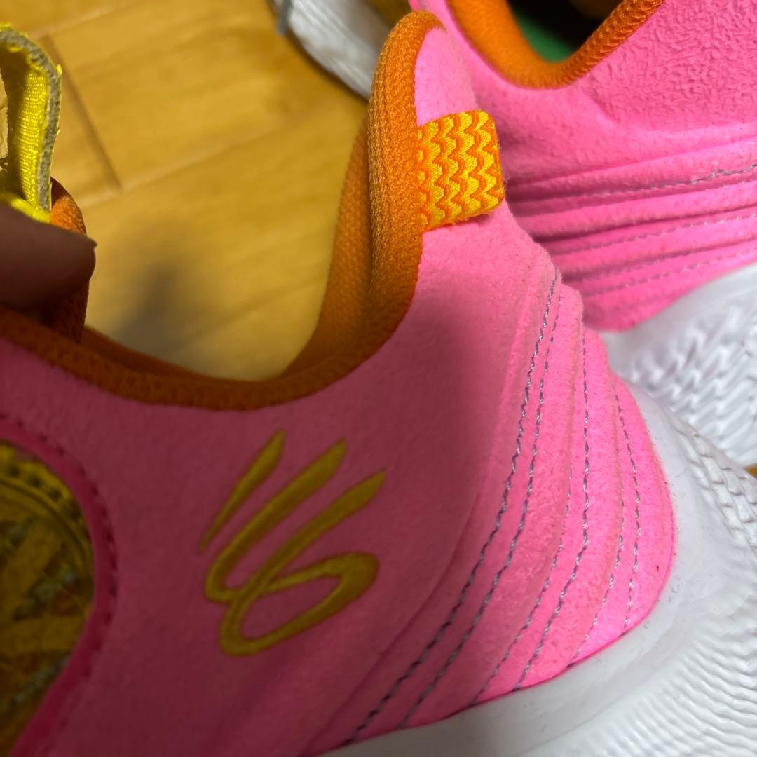 CURRY 9セサミストリートコラボ バスケットボールシューズ イエロー/ピンク