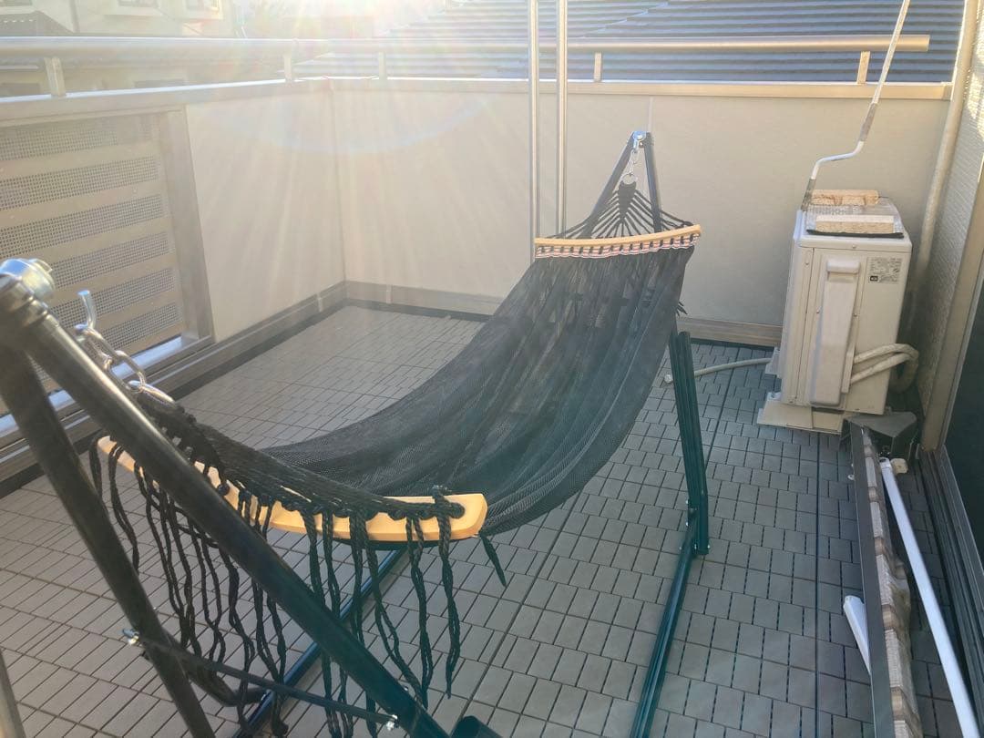 黒いナイロンハンモック スチールフレーム付き