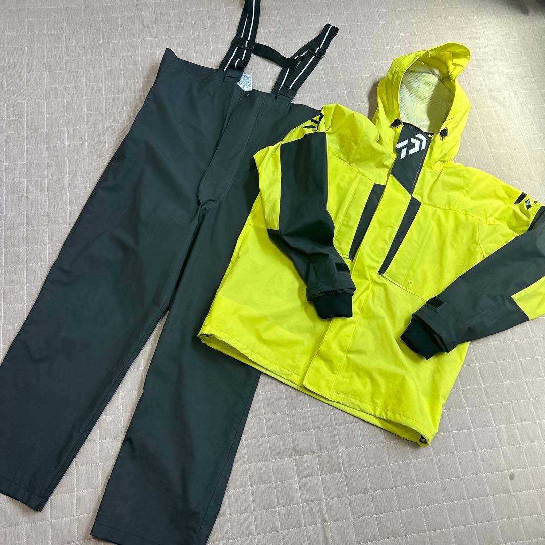 防水レインウェア フード付き 黄色/黒　ダイワ　daiwa Lサイズ