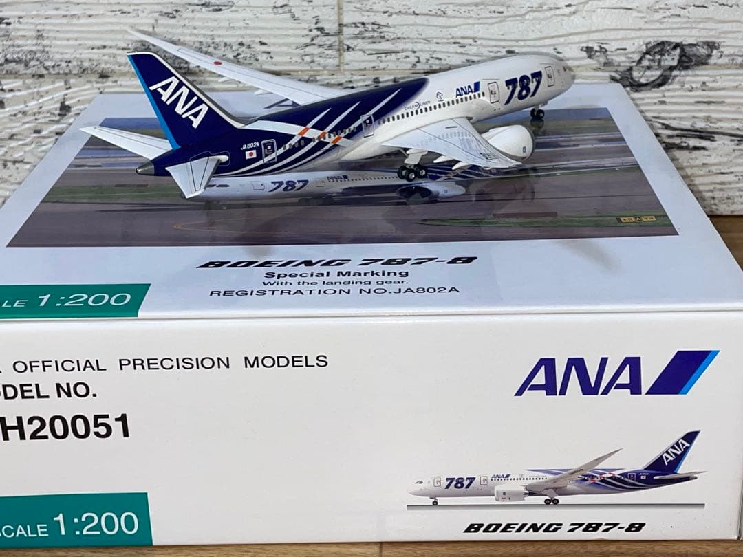 全日空商事 1/200 ANA B787-8 特別塗装 NH20051 木製台座