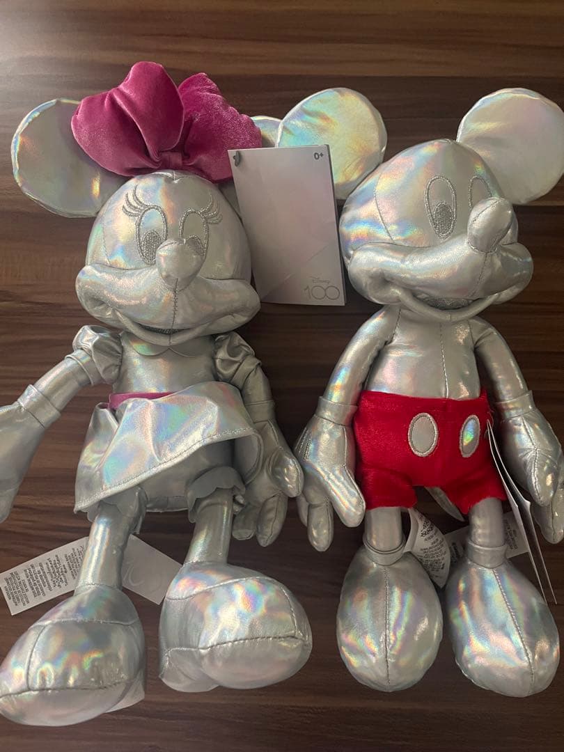 ミッキーマウスとミニーマウスのぬいぐるみ