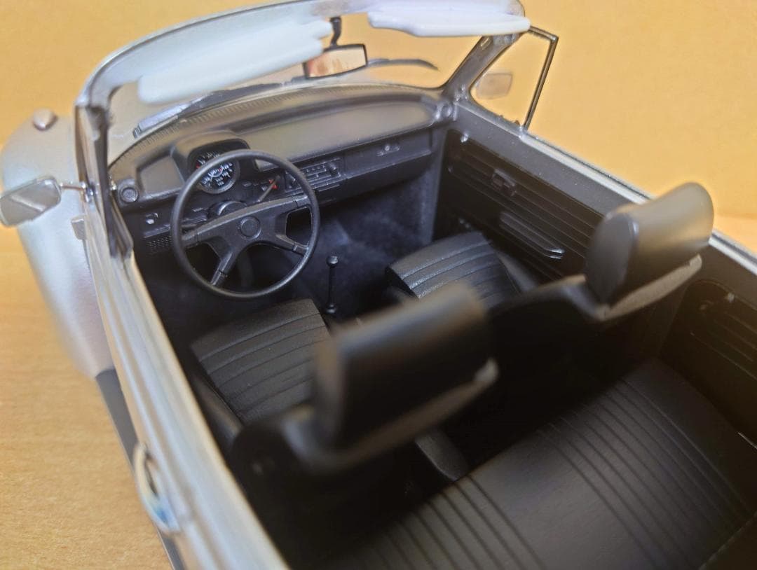 1/18 フォルクスワーゲン ビートル 1303 シルバー カブリオレ 1973