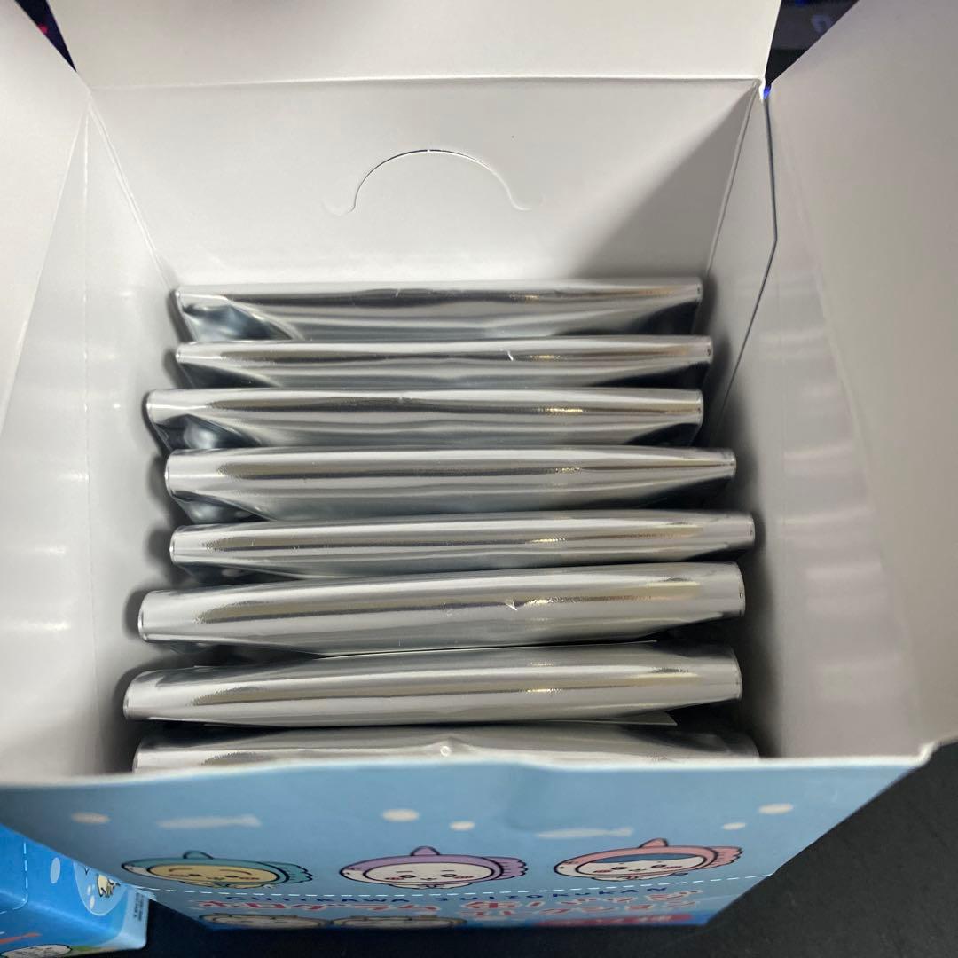 BOXまとめ売り ちいかわ 水族館コラボ キーホルダー ホロ缶バッジ