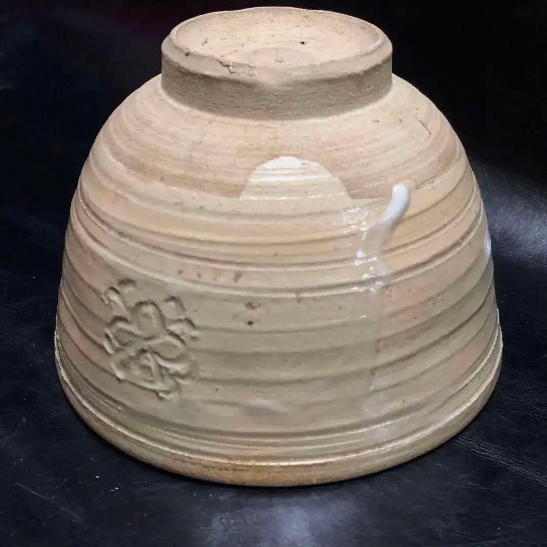 究極の古美術◆蔵から中国骨董と思われる華の紋様が可愛い抹茶茶碗が出て来ました。