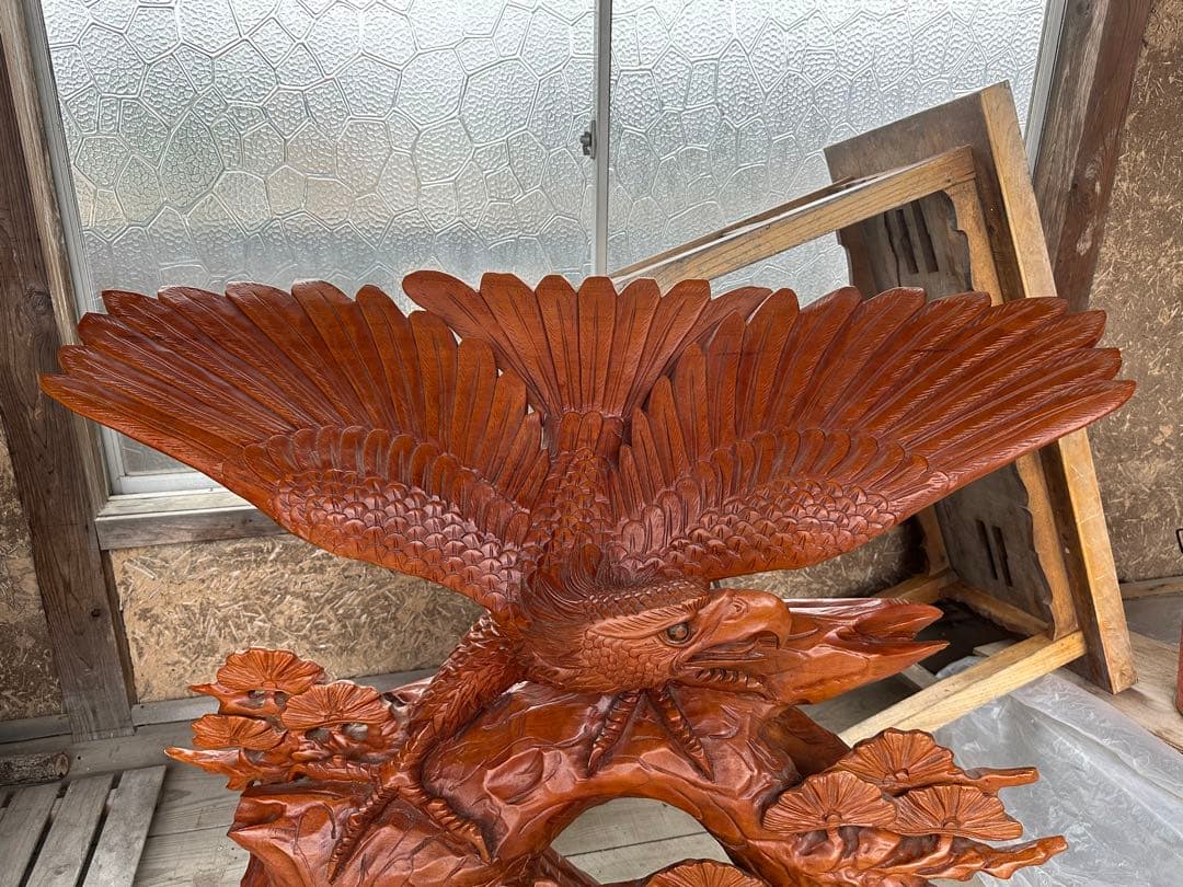 一刀彫り　鷹　置物 　一刀彫　光沢とデザインが綺麗な迫力がある逸品です。