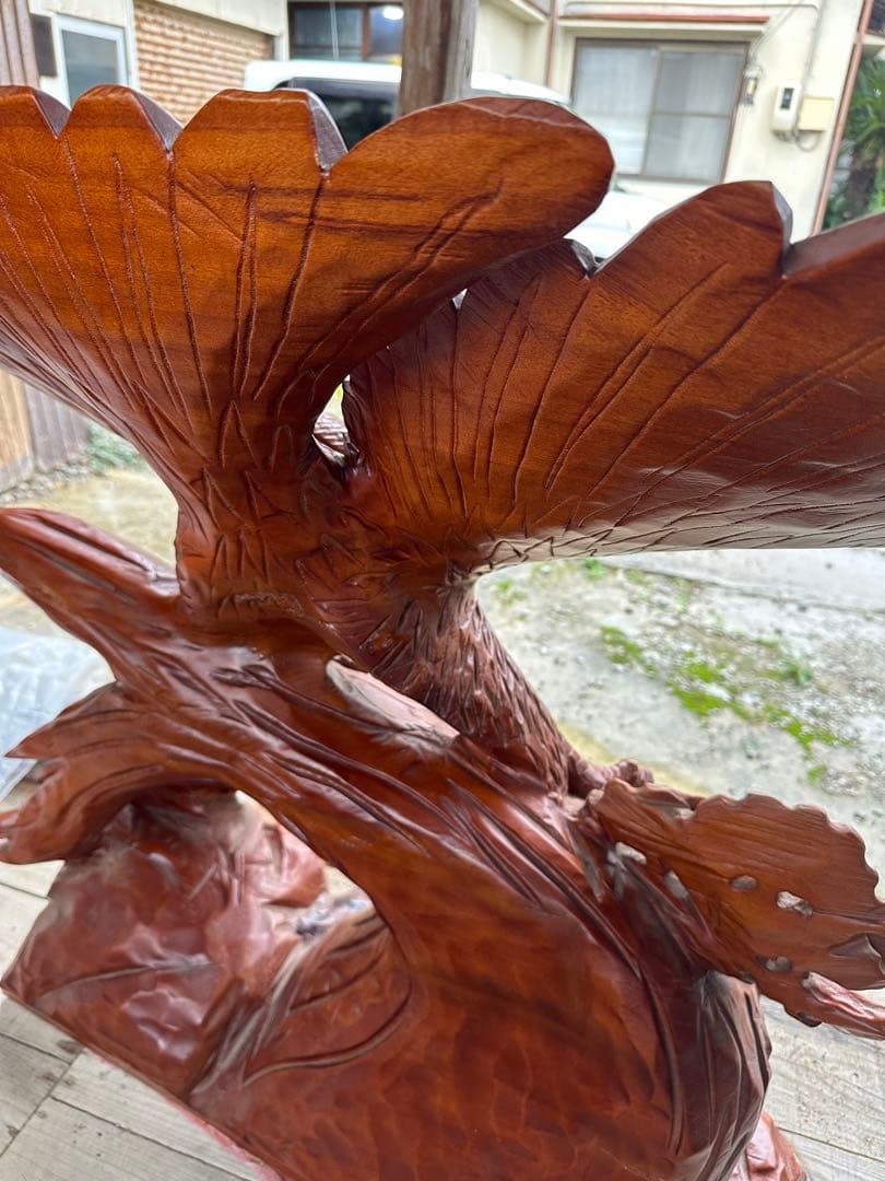 一刀彫り　鷹　置物 　一刀彫　光沢とデザインが綺麗な迫力がある逸品です。