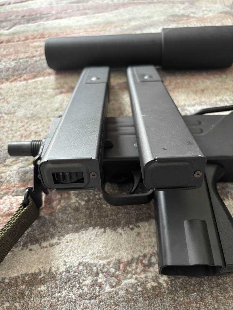 東京マルイMac 10 電動ガン サイレンサー、連射マガジン、リポバッテリー付き