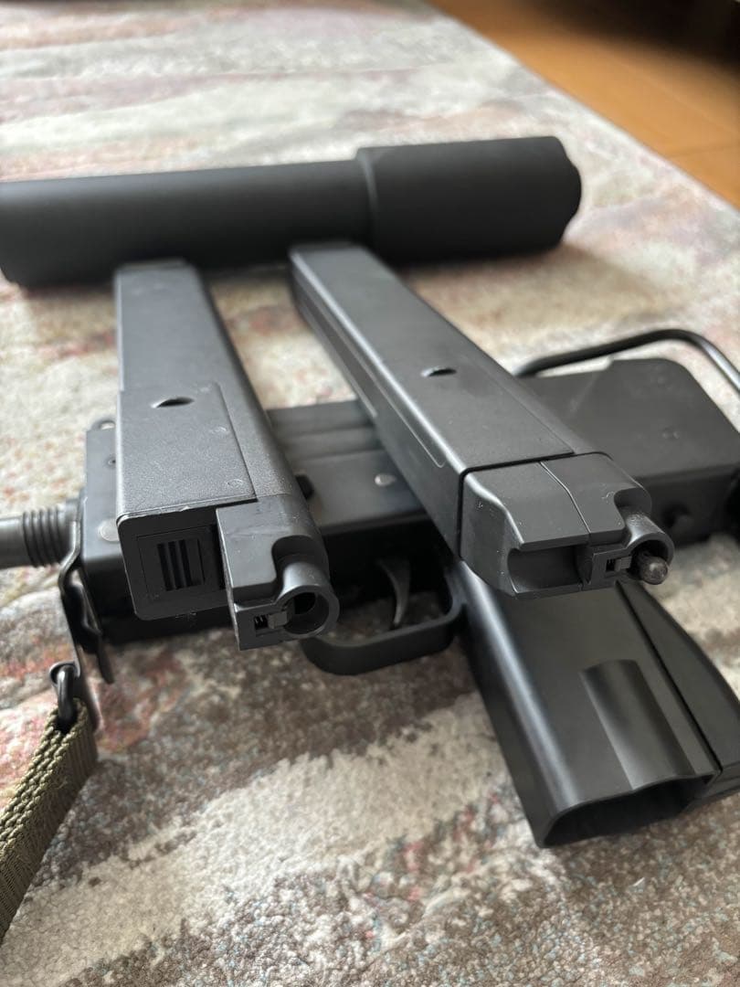 東京マルイMac 10 電動ガン サイレンサー、連射マガジン、リポバッテリー付き