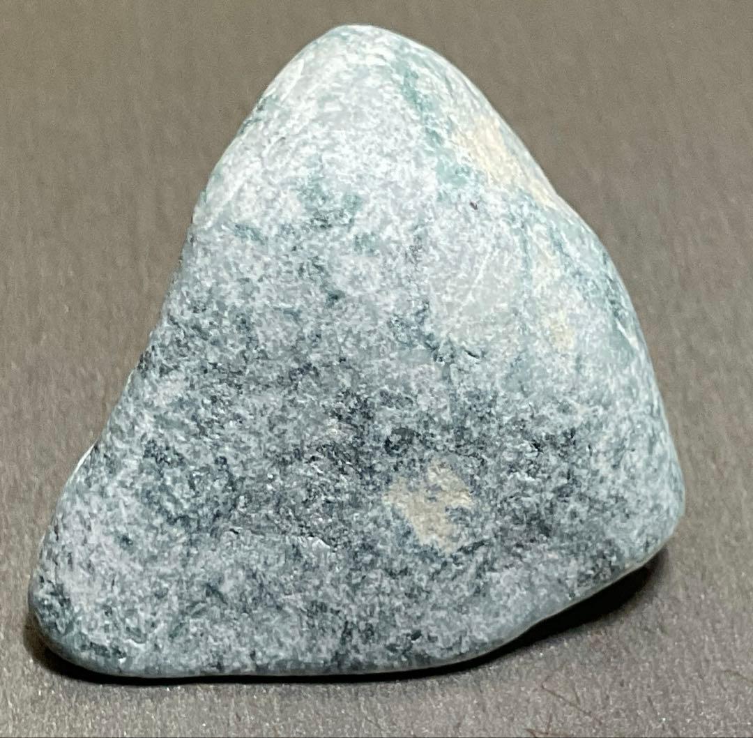 ［不思議な色］　表面にコバルト色の透過　糸魚川翡翠32g ヒスイ　ひすい