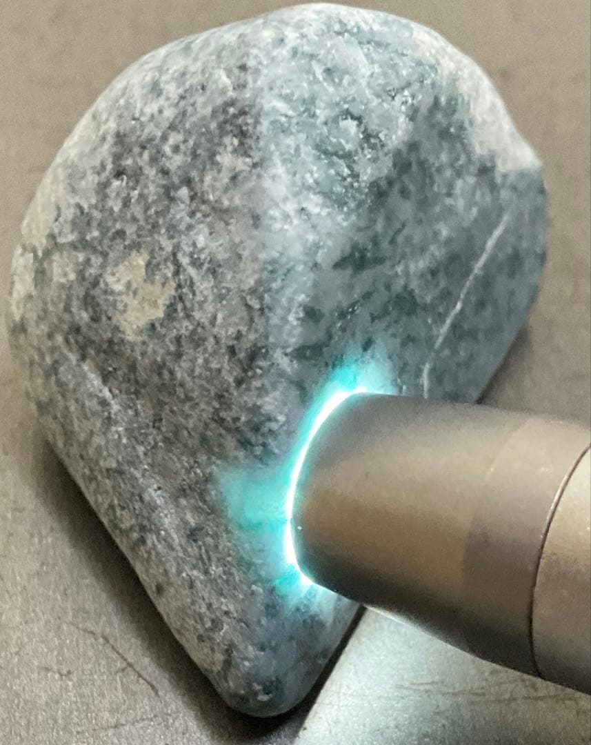 ［不思議な色］　表面にコバルト色の透過　糸魚川翡翠32g ヒスイ　ひすい