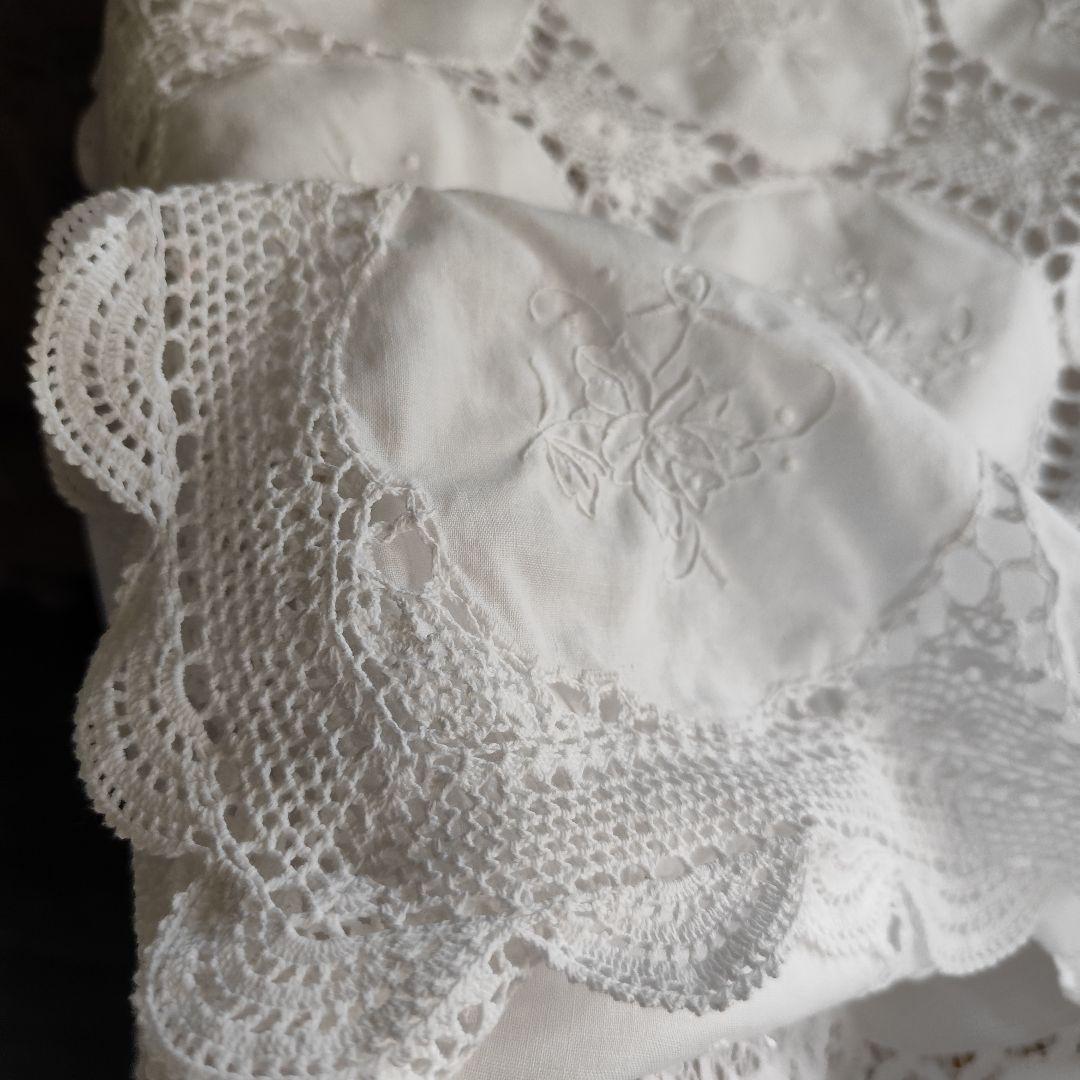 手刺繍入り円形パネル　手編みレース繋ぎ　ホワイト　フリークロス