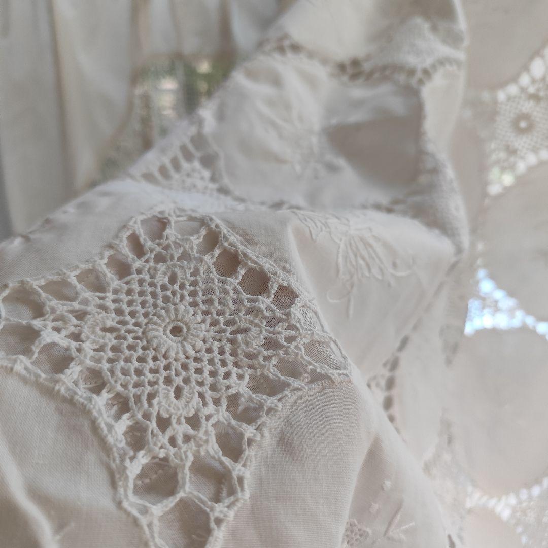 手刺繍入り円形パネル　手編みレース繋ぎ　ホワイト　フリークロス