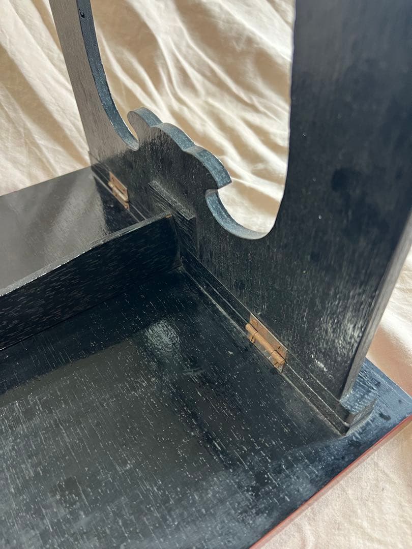 赤い花模様の座卓　漆塗り