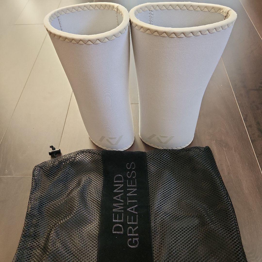 A7 Hourglass ニースリーブ Rigor Mortis　ホワイト