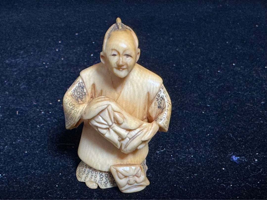 極上　根付　天然素材　彫刻 置物　細密細工　骨董　アンティーク