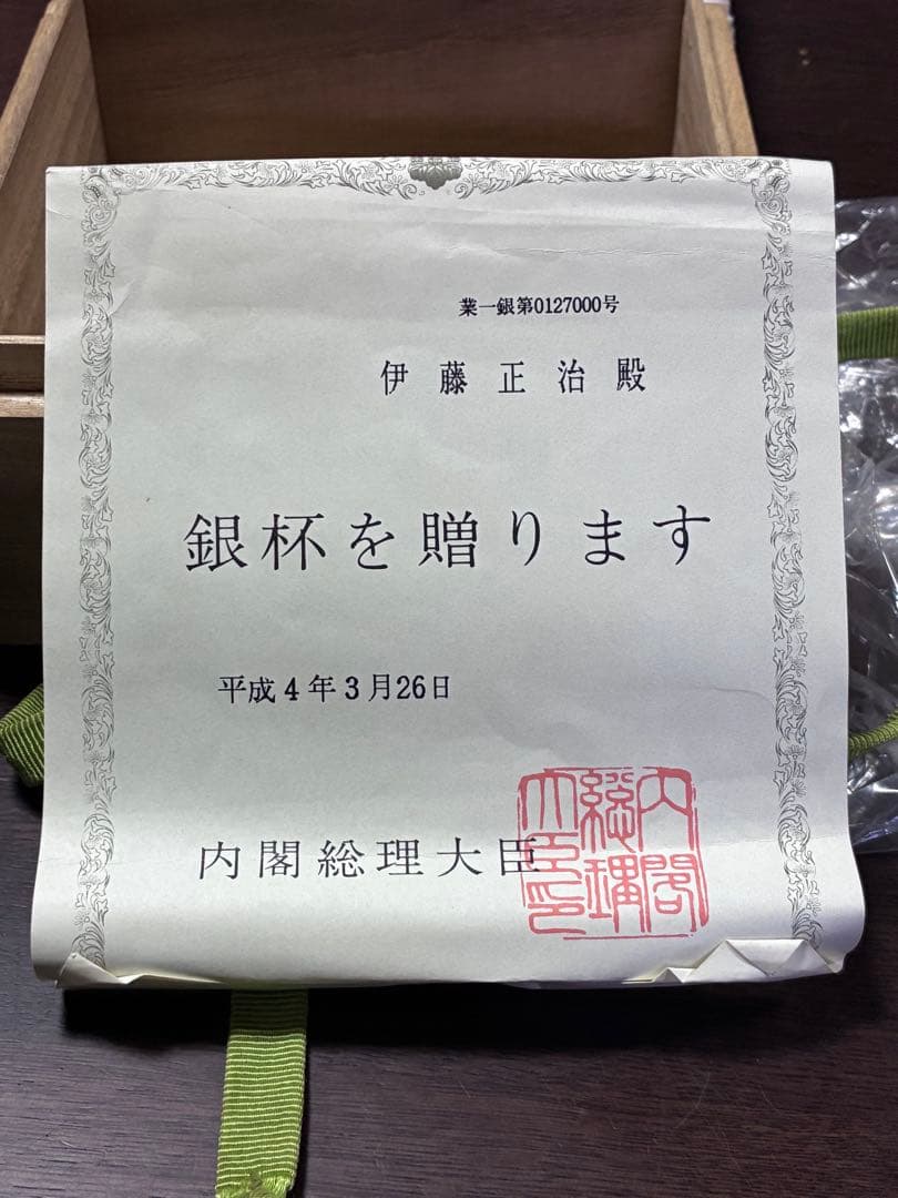 銀色の花模様皿