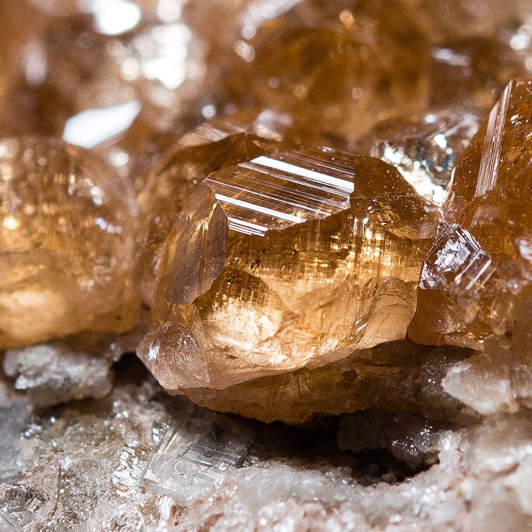 ジェフリー鉱山 天然石 原石 鉱物標本 鉱石 グロッシュラー ヘソナイト 635