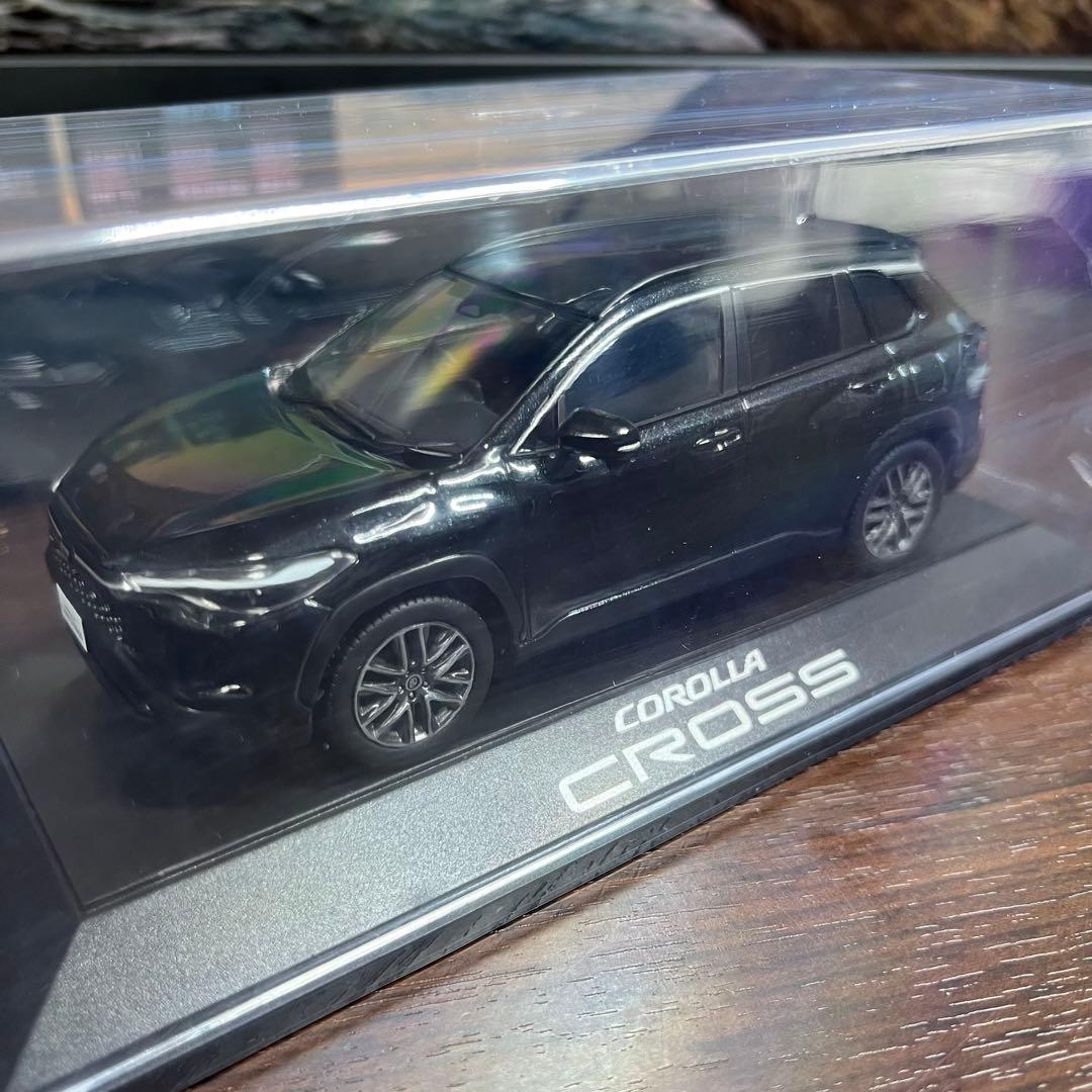 新型カローラクロス　ミニカー　ブラックマイカ