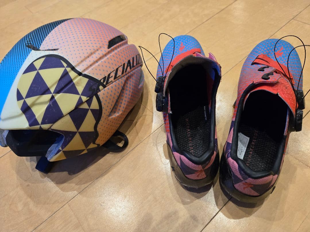 Specialized red hook hotシリーズのシューズとヘルメット