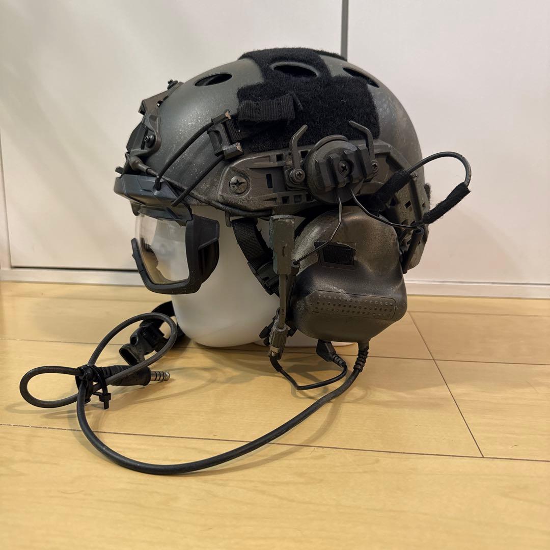 サバゲー ヘルメット ゴーグルと通信機器付き