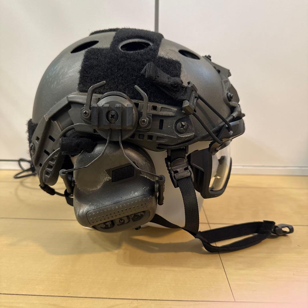 サバゲー ヘルメット ゴーグルと通信機器付き