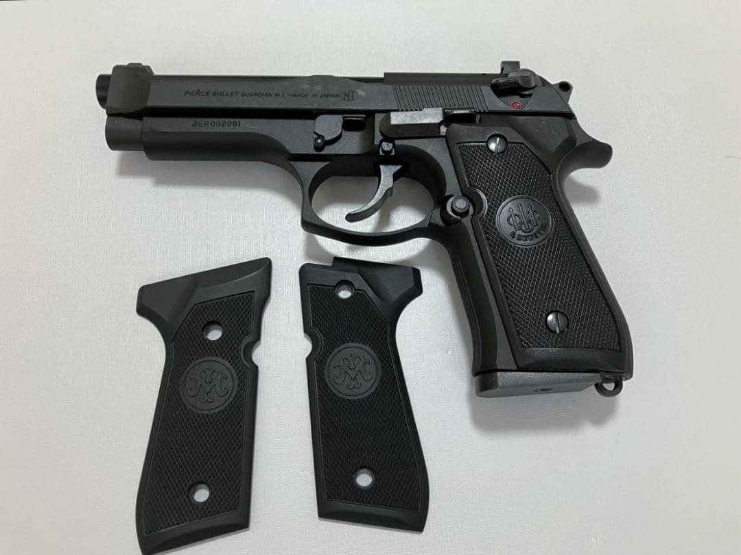 【匿名配送】ベレッタ M92F モデルガン マルシン　ベレッタ社純正グリップ付き